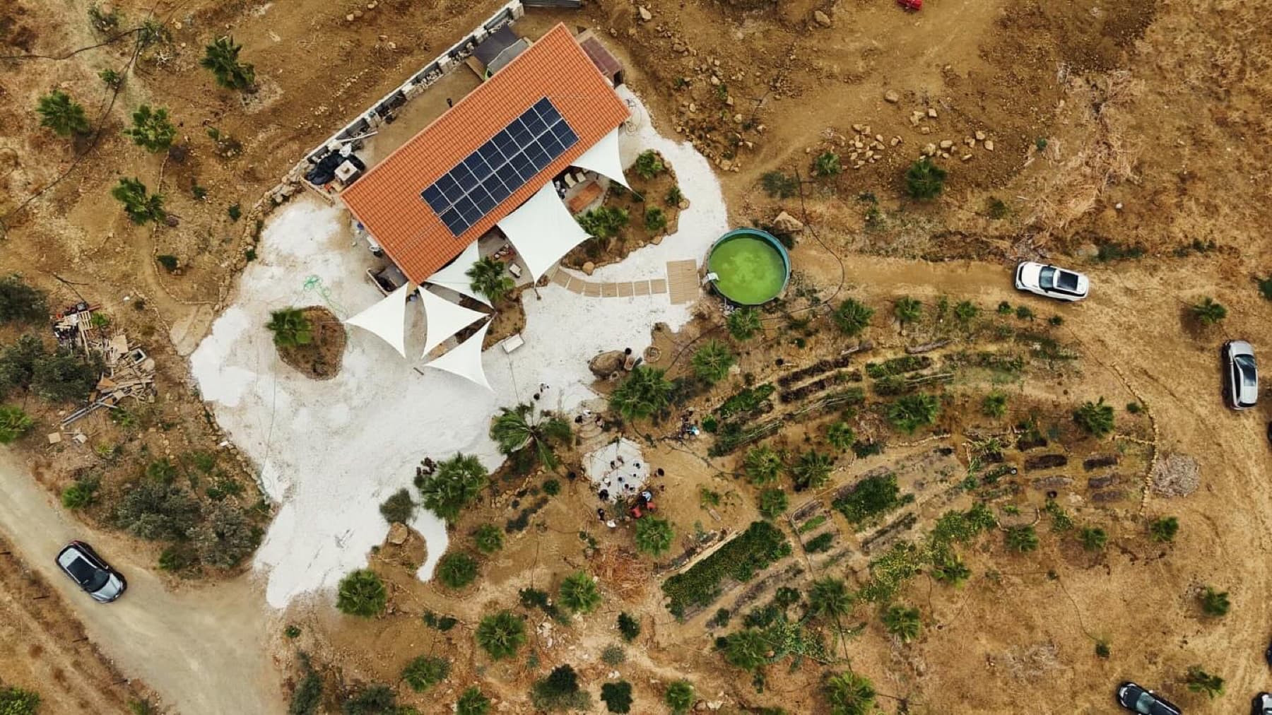 Vista aérea de la casa, la huerta y el valle en la finca de San Miguel, Álora.