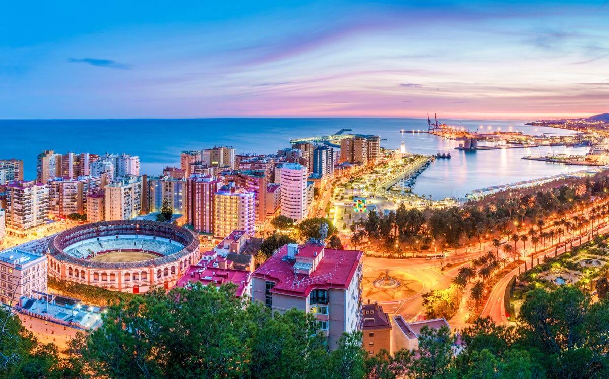 Vista de la ciudad de Málaga al atardecer, a unos 20 minutos de la finca.
